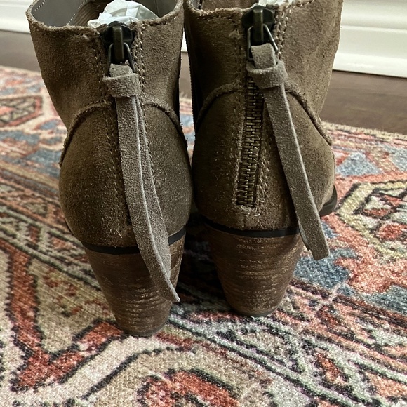Steve Madden unworn Milaan Brown Seude Booties Sz 8 - Picture 12 of 12